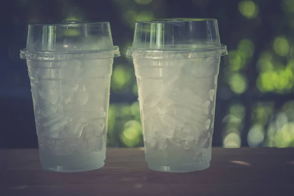 Eiswürfel Kunststoffglas Auf Holztisch Zwei Gläser — Stockfoto