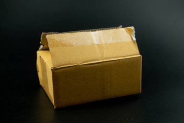 Paket kutusunu siyah arkaplanda aç