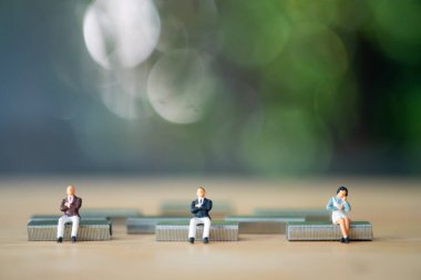 Covid 19 virüs enfeksiyonunu azaltmak için ayrı duran minyatür insanlar. Sosyal mesafeyi koru. Arkaplan sağlık konsepti olarak kullanılıyor ve mesafeyi koruyor.