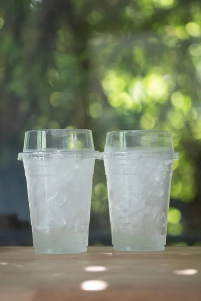 Tahta Masanın Üzerinde Plastik Camlı Buz Küpü Bardak — Stok fotoğraf
