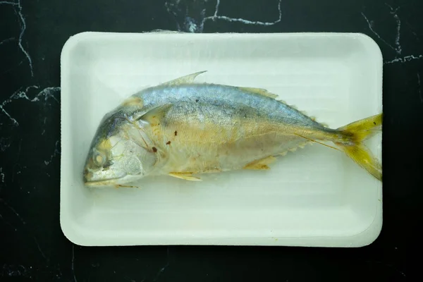 Тайская Макрель Рыба Приготовленная Пару Пенной Коробке Черном Фоне Пла — стоковое фото