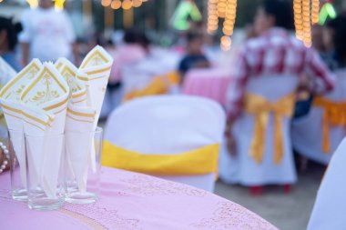 Masanın üzerinde beyaz sarı kağıt mendil, kapat.