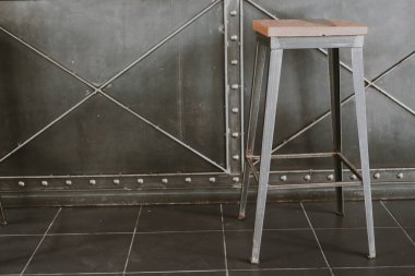 Kahve dükkanındaki basit ahşap bar tabureleri.