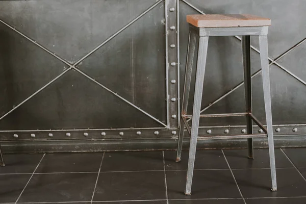 Kahve dükkanındaki basit ahşap bar tabureleri.