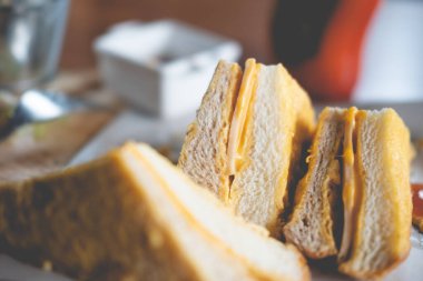 Lezzetli bir parça jambonlu sandviç. Seçici odak.