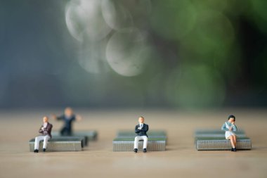 Covid 19 virüs enfeksiyonunu azaltmak için ayrı duran minyatür insanlar. Sosyal mesafeyi koru. Arkaplan sağlık konsepti olarak kullanılıyor ve mesafeyi koruyor.