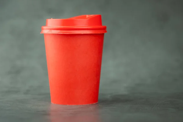 One Red Disposable Paper Cup Attached Plastic Lid Black Background — Stock Photo, Image