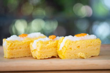 Izgara tamago sushi ve pilav ve ebiko yakın çekim