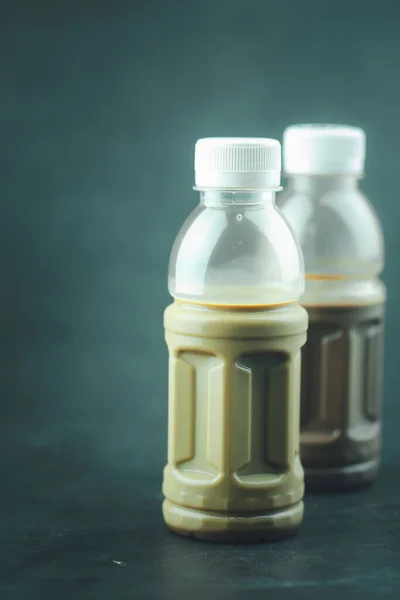 Leckerer Mokka Kaffee Und Kakaomilch Plastikflasche Auf Schwarzem Hintergrund — Stockfoto