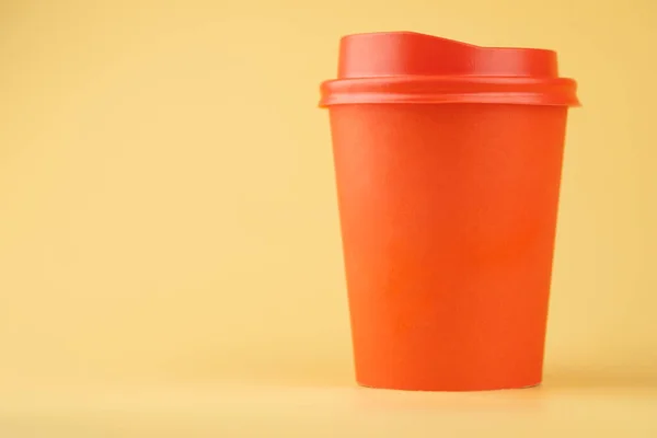 Kaffeetasse Rot Mit Rotem Deckel Auf Gelbem Hintergrund Coffee Konzept — Stockfoto
