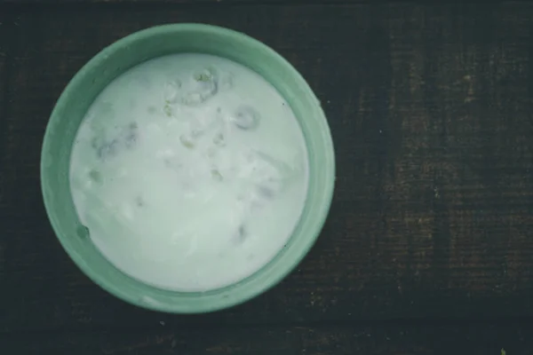 Egy Tál Fehér Joghurt Asztalon — Stock Fotó