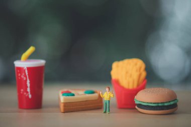 Minyatür insanlar: Çocuk abur cuburla çok mutlu. Okul tatili kavramı