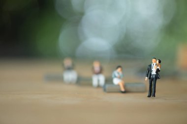 Minyatür insanlar sağlık sorunları için bir doktora danışıyorlar. Yıllık sağlık kontrolü ya da hastalıktan dolayı doktora danışmak. Geçmiş iş konsepti ve sağlık konsepti olarak kullanmak