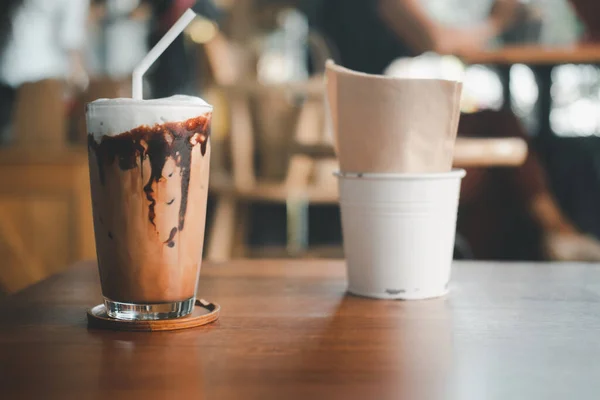 Café Moka Glacé Avec Crème Chocolat Versé Dans Verre Montrant — Photo