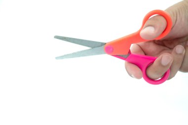 Beyaz arkaplanda izole edilmiş pembe makas.