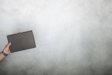 Elinde karton kutular tutan bir adam. Hızlı ve ücretsiz teslimat. Çevrimiçi alışveriş ve hızlı teslimat.