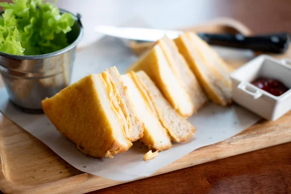 Ahşap Tepside Kızarmış Jambonlu Peynirli Sandviç — Stok fotoğraf