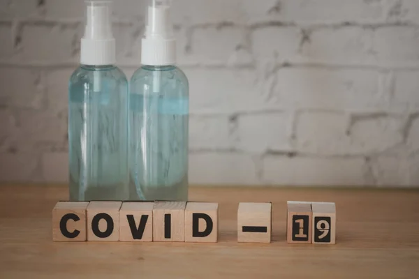 Covid Název Coronavirus Text Dřevěné Tvárnici Alkohol Sprej Dřevěném Stole — Stock fotografie