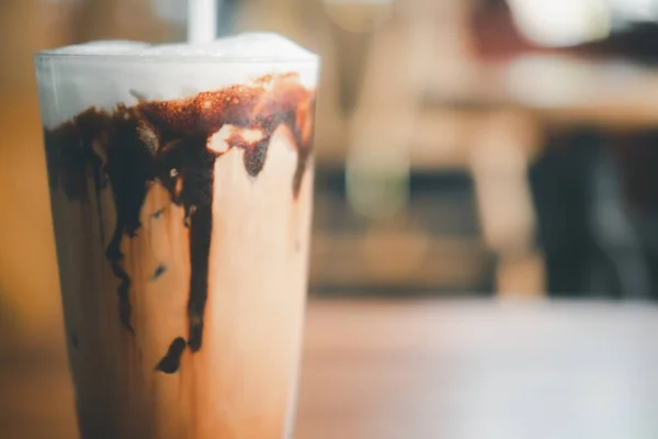 Café Mocha Gelado Com Creme Chocolate Derramado Vidro Que Mostra — Fotografia de Stock