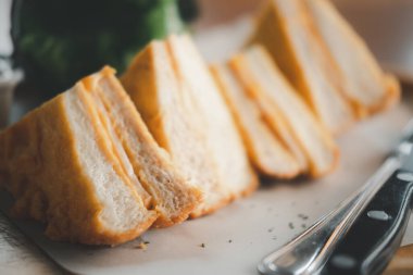 Klasik peynirli ve jambonlu sandviç ikiye bölünmüş. Kapat.