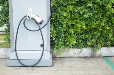 Otoparktaki hibrit araba elektrik şarj istasyonu.
