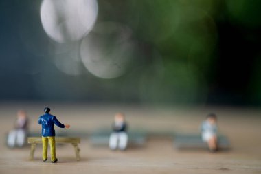 Minyatür insanlar: Hükümet yetkilileri, Covid-19 Coronavirus hastalıkları için doktorları ve hemşireleri kontrol etmek için hazır bekleyen tıbbi kontrol noktası olan insanlarla konuşuyor.