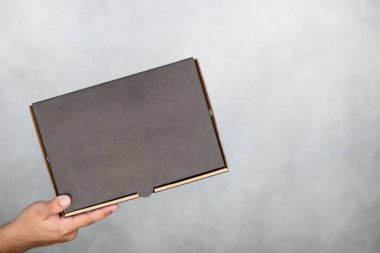 Elinde karton kutular tutan bir adam. Hızlı ve ücretsiz teslimat. Çevrimiçi alışveriş ve hızlı teslimat.