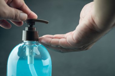 Siyah arka planda sterilize etmek için pompa şişelerindeki alkol jelini kullan.