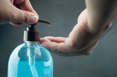 Siyah arka planda sterilize etmek için pompa şişelerindeki alkol jelini kullan.