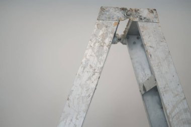 Teknisyen, tamirci, zanaatkar, mühendis ve zanaatkar için daha yüksek bir iş için alüminyum merdiven. Tamirci kavramı evi tamir ediyordu.