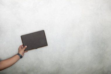 Elinde karton kutular tutan bir adam. Hızlı ve ücretsiz teslimat. Çevrimiçi alışveriş ve hızlı teslimat.