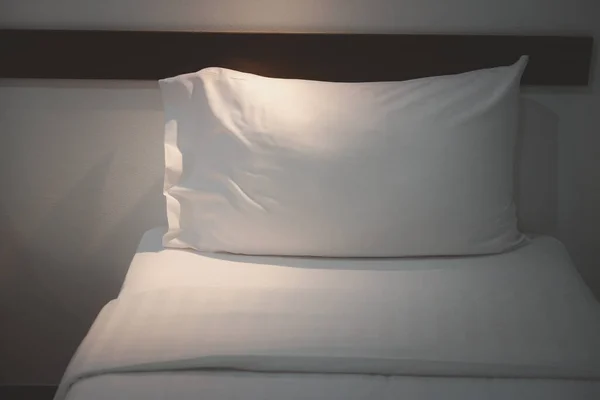 宾馆房间里的白色被褥和枕头 舒适和寝具概念 — 图库照片