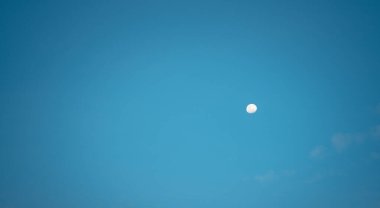 Beyaz ay mavi gökyüzü arka planında