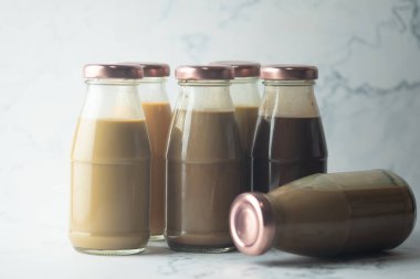 Farklı kahve, sütlü çikolata ve mermer arka planda Tayland sütü çayı.