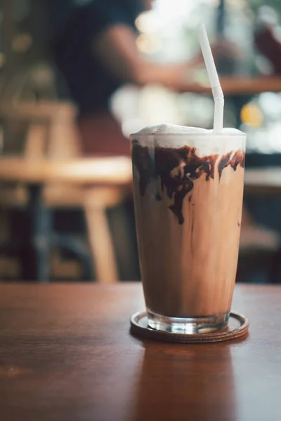 Mrożona Kawa Mocha Kremem Czekoladowym Wlanym Szklanki Ukazująca Teksturę Orzeźwiający — Zdjęcie stockowe