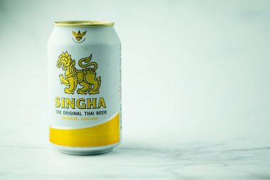 Samut Prakan, Tayland - 21 Nisan 2020: A Can of Singha Beer The original Thai Beer. Bu, ülkede çok popüler bir yerel bira..