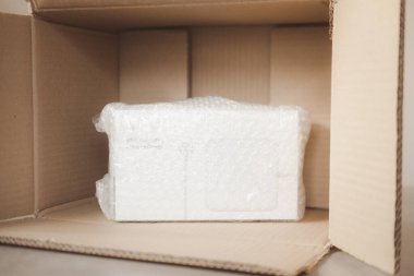 Samut Prakan, Tayland - 21 Nisan 2020: 85W MagSafe 2 Apple Power Adapter dizüstü bilgisayarı MacBook için çevrimiçi balonlu paket alışverişi