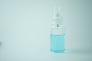 Küçük şişe sprey alkolü, günlük taşınmak için küçük boy konteynır..