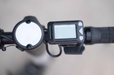 Ekranı ve elektrik scooter gidonundaki güç düğmesini kapat