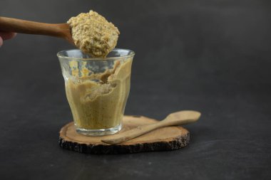 Tayland yemeği olan Yengeç Ong, Tayland 'ın kuzey kesiminde yumurta ile yengeç karışımından yapılan bir yemektir.