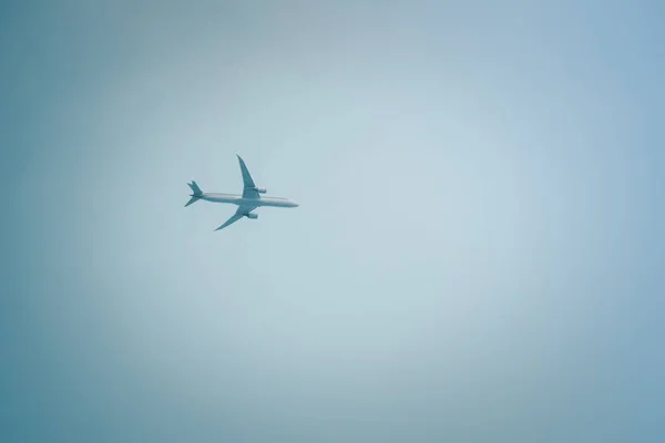 Flygplan Himlen Solig Dag Kopiera Utrymme — Stockfoto