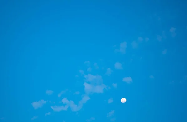 Lune Blanche Sur Fond Ciel Bleu — Photo