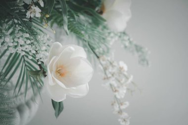 Güzel yapay beyaz çiçek. Seçici odak.