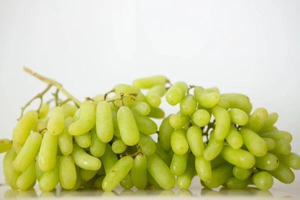 Ein Bund Grüner Trauben Große Grüne Saftige Trauben Auf Weißem — Stockfoto