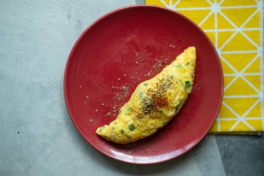 Yumurtalı omlet. Lezzetli ve diyet yiyecekler. Kahvaltıda ya da öğle yemeğinde sağlıklı yemek.