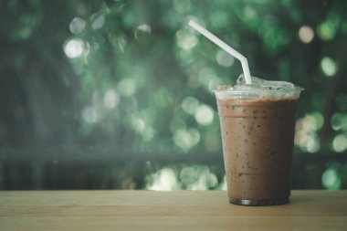 Buzlu kahve, ahşap masada hazır kahve.