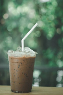 Buzlu kahve, ahşap masada hazır kahve.