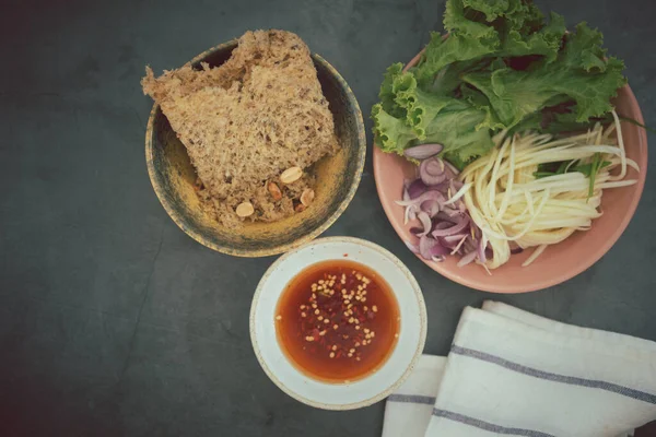 Křupavý Koření Salát Nakrájeným Mangem Šalotkou Salátem Thajská Kuchyně — Stock fotografie