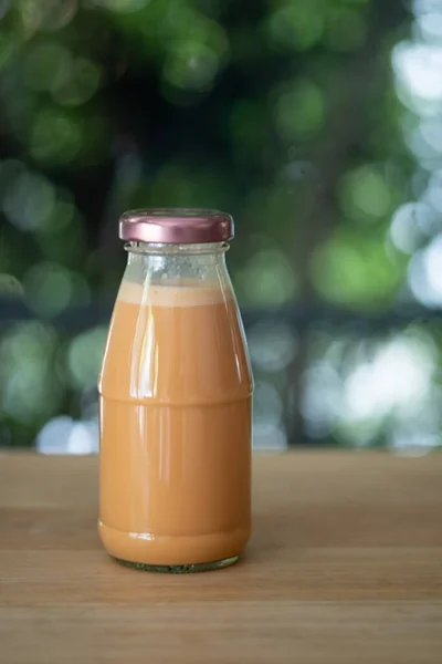 Kalter Thailändischer Milchtee Einer Glasflasche Auf Einem Holztisch — Stockfoto