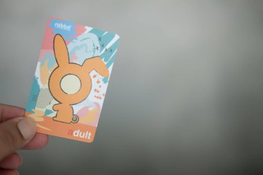 Samut Prakan, Tayland - 26 Nisan 2020: Bangkok BTS Sky treninin nakitsiz sistemi için Tavşan kartı koleksiyonunun genç adam el ele tutuşması.